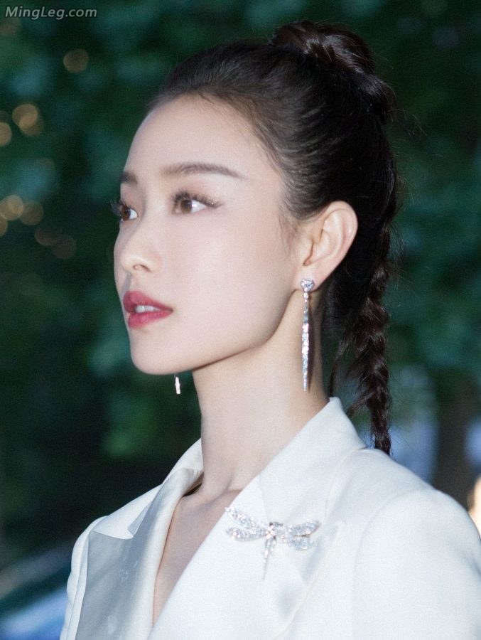 漂亮的江苏妹子倪妮白裤凉鞋美足(7/12)