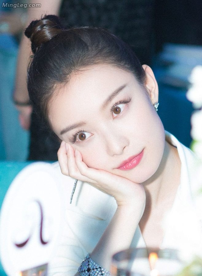 漂亮的江苏妹子倪妮白裤凉鞋美足(8/12)