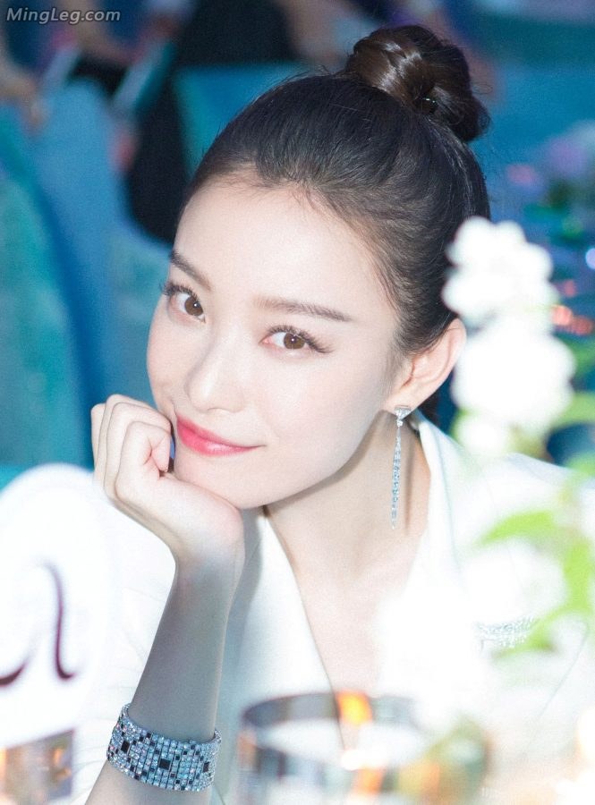 漂亮的江苏妹子倪妮白裤凉鞋美足(9/12)