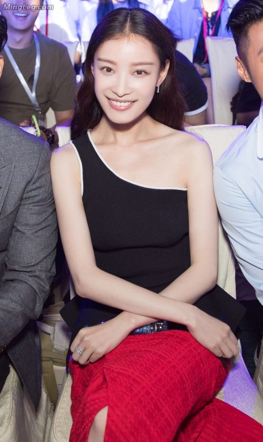 倪妮脚上的性感细白高跟很多明星都穿过(2/9)