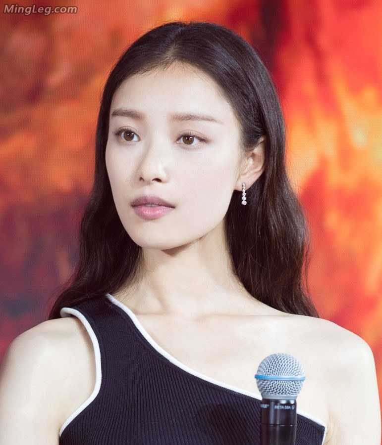 倪妮脚上的性感细白高跟很多明星都穿过(6/9)