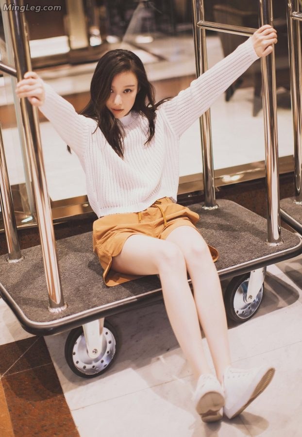 倪妮美腿运动鞋纯美写真(1/6)