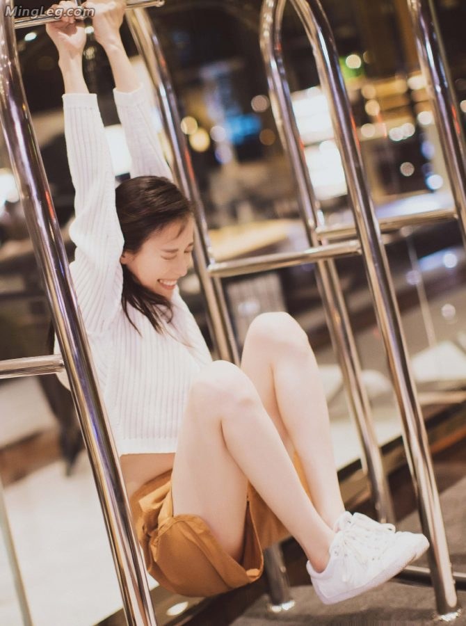 倪妮美腿运动鞋纯美写真(3/6)