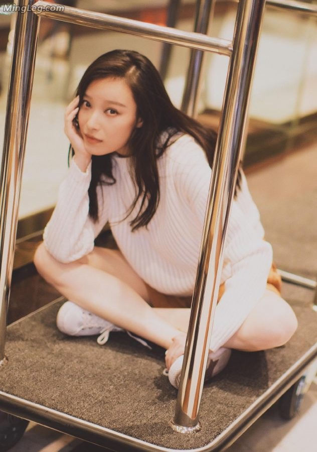 倪妮美腿运动鞋纯美写真(6/6)
