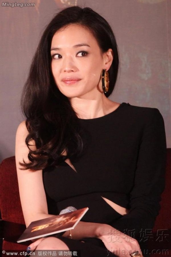 舒淇脚踩性感高跟鞋抬腿时走光(3/56)