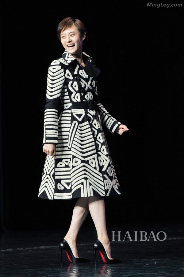 Close-up of Sun Li's red-bottomed black stilettos(2/12)