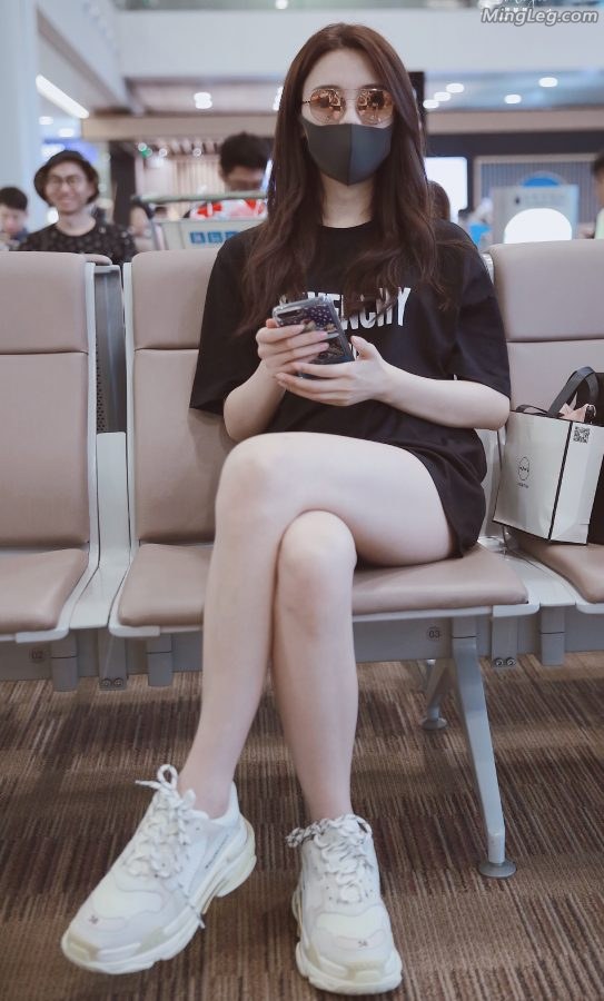 杨超越两条白腿一交叉真有点儿受不了(1/5)