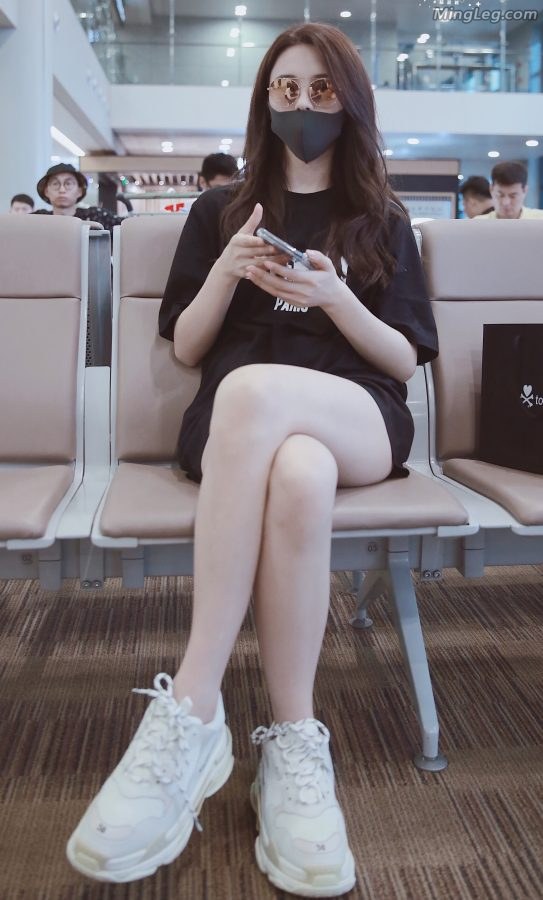 It's really unbearable for Yang Chaoyue to cross his white legs.(2/5)