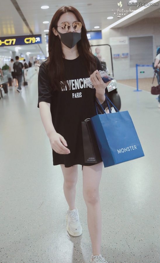 杨超越两条白腿一交叉真有点儿受不了(3/5)