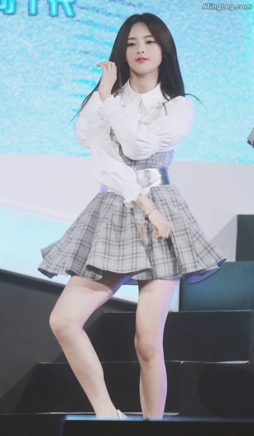 杨超越超短裙表演露黑色安全裤(1/9)