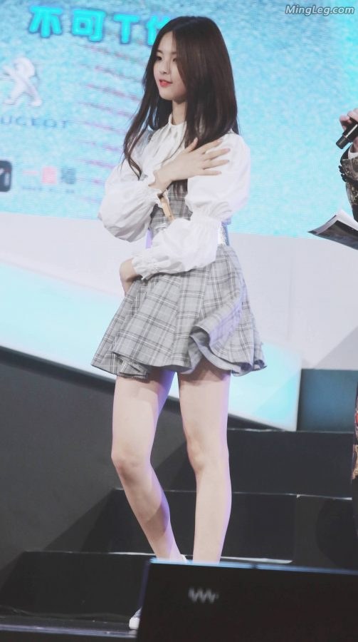 杨超越超短裙表演露黑色安全裤(2/9)
