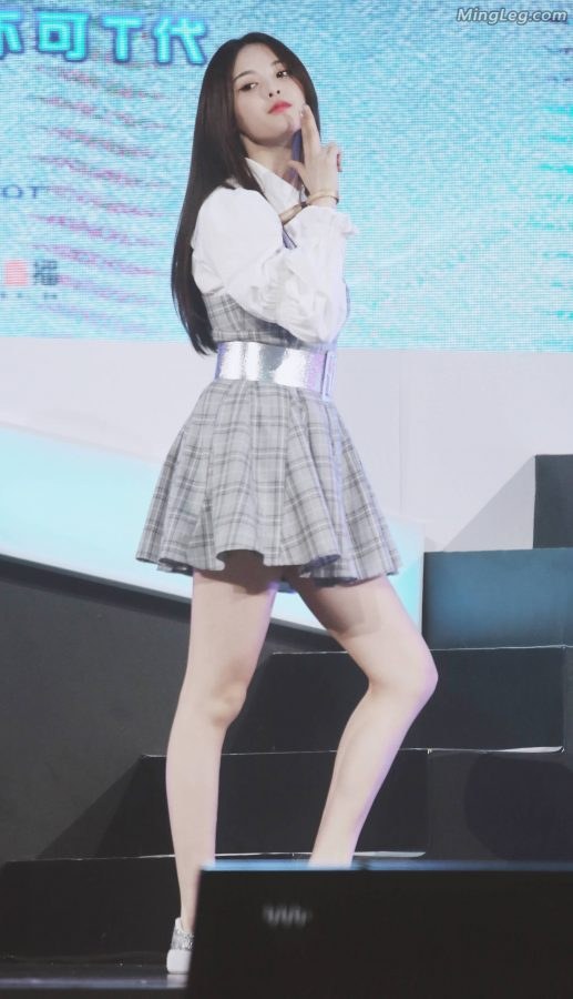 杨超越超短裙表演露黑色安全裤(4/9)