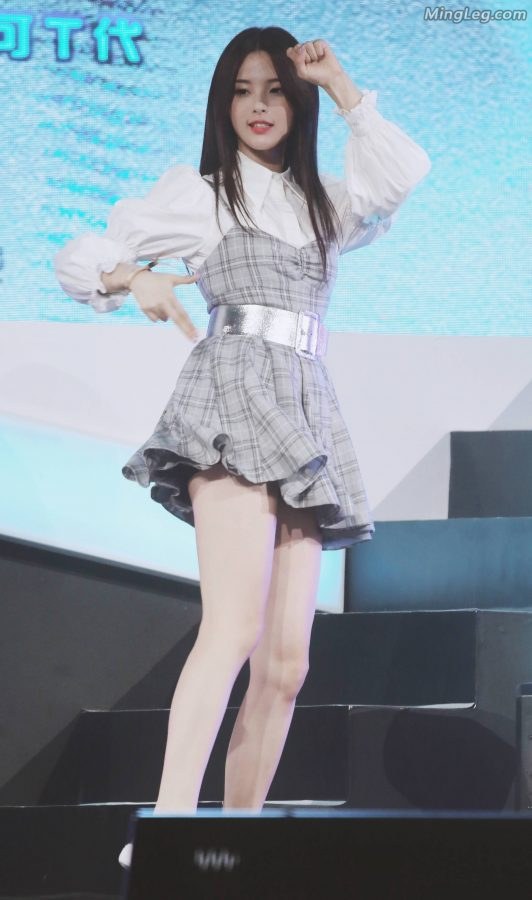 杨超越超短裙表演露黑色安全裤(5/9)
