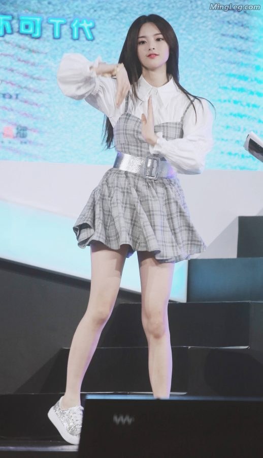 杨超越超短裙表演露黑色安全裤(6/9)