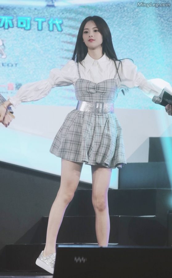 杨超越超短裙表演露黑色安全裤(7/9)