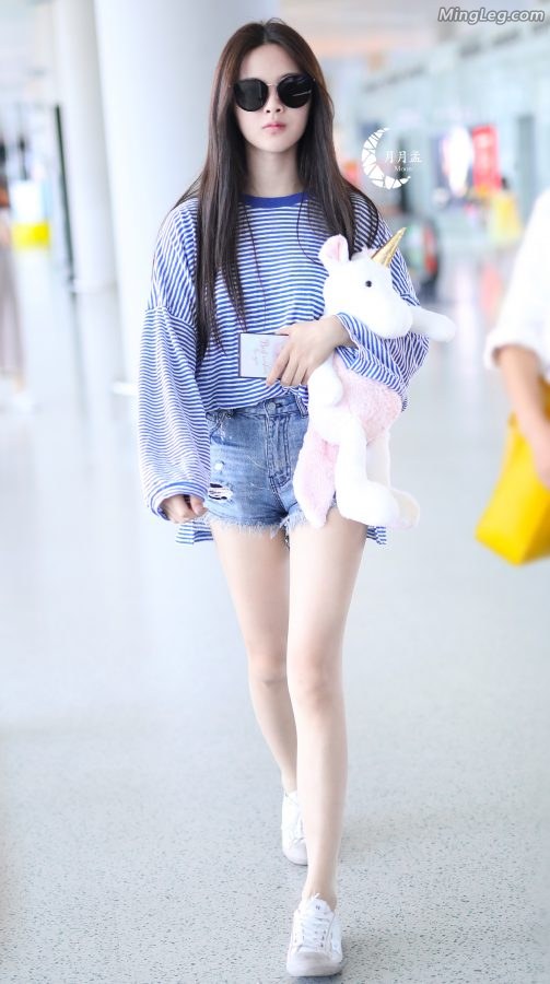 火箭少女杨超越白美腿街拍(1/10)
