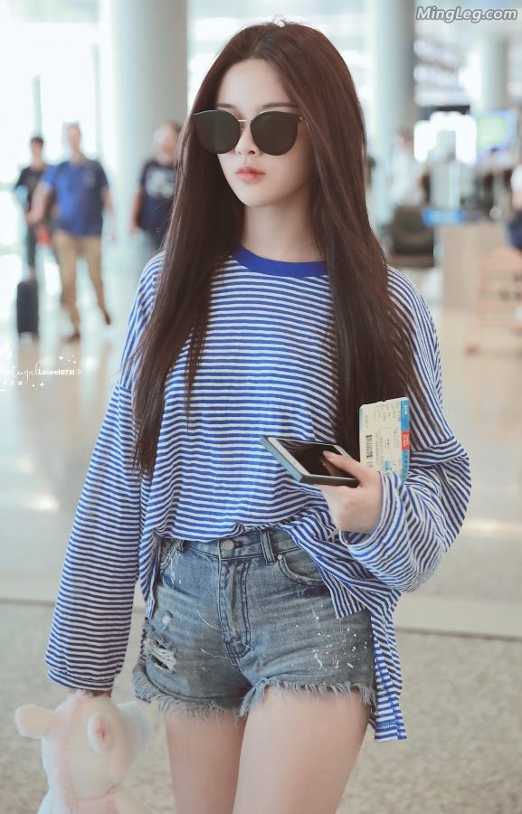 火箭少女杨超越白美腿街拍(10/10)
