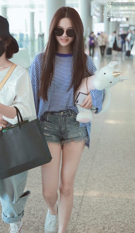 火箭少女杨超越白美腿街拍(8/10)