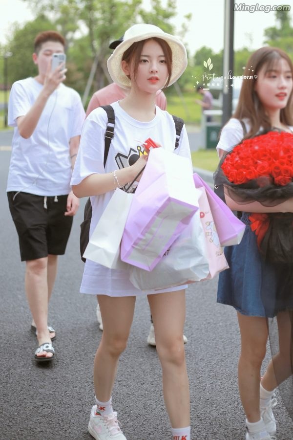 杨超越脚上穿了可爱图案的棉袜子(6/6)