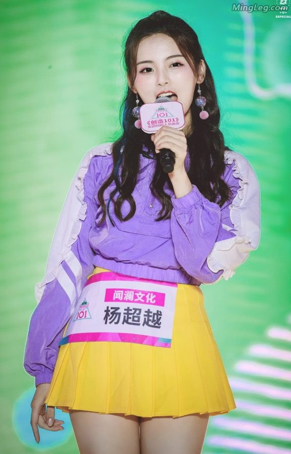 杨超越舞台表演舞蹈轻微露安全裤(2/4)
