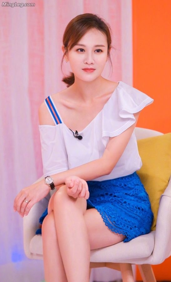叶一茜超短裙两条美腿交叉(2/3)