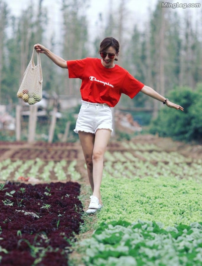 叶一茜在田间地头你劳作我看腿(1/6)