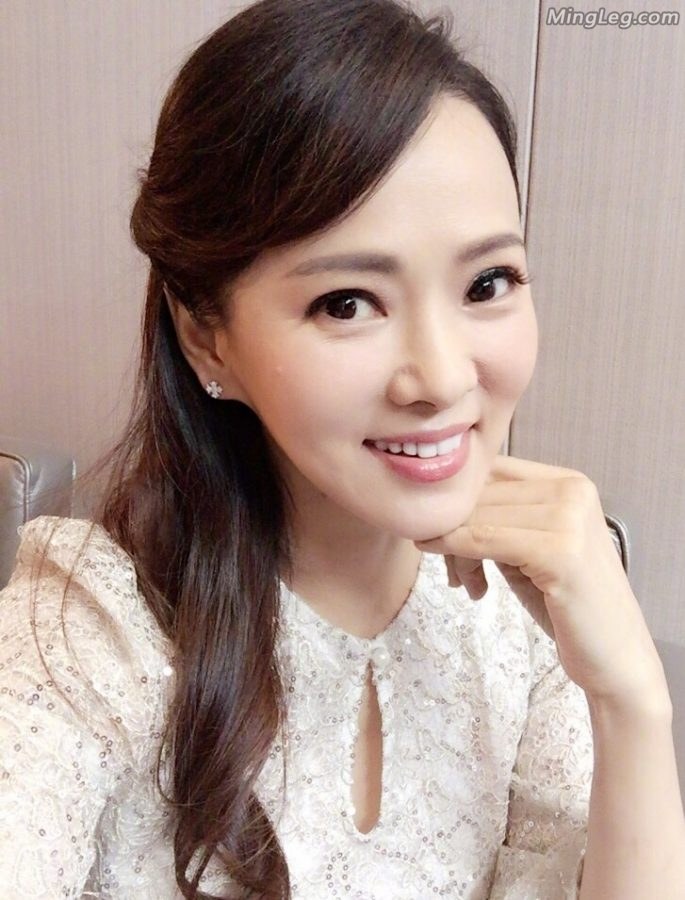 伊能静穿高跟出席活动脸这么嫩是不是经常打胶保养(4/6)