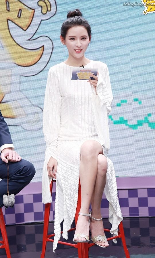 Bunny girl Zhang Yuxi recorded a show with perfect sitting posture and beautiful legs crossed(2/4)