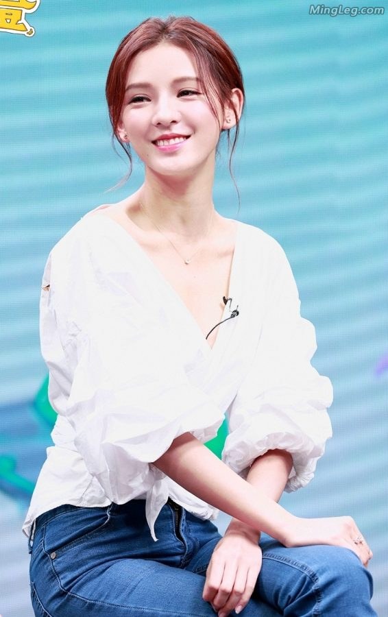张予曦和赵奕欢两位东北美女的高跟鞋(2/5)