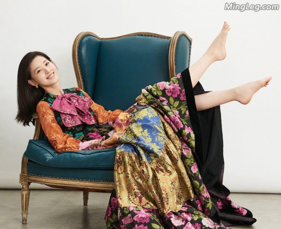 奶茶妹妹章泽天光脚丫子拍写真(1/1)