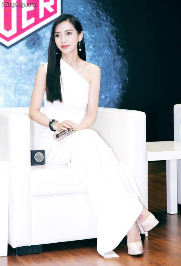 女神Angelababy高跟美足上的纹身真的很吸引人(2/14)
