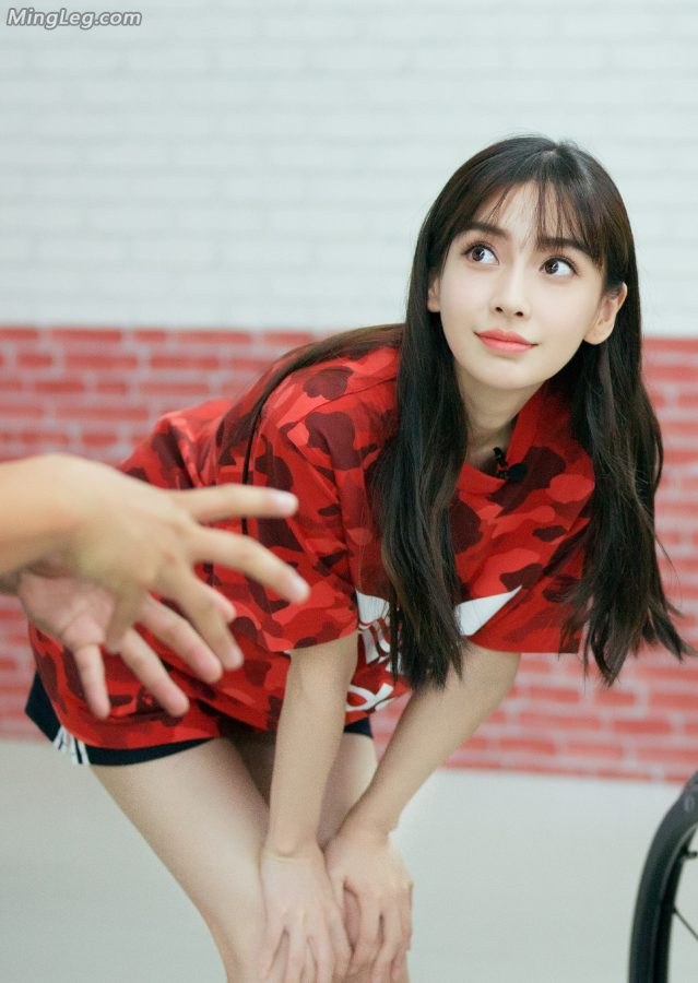 Angelababy穿运动鞋短裤排练舞蹈露美腿(13/17)