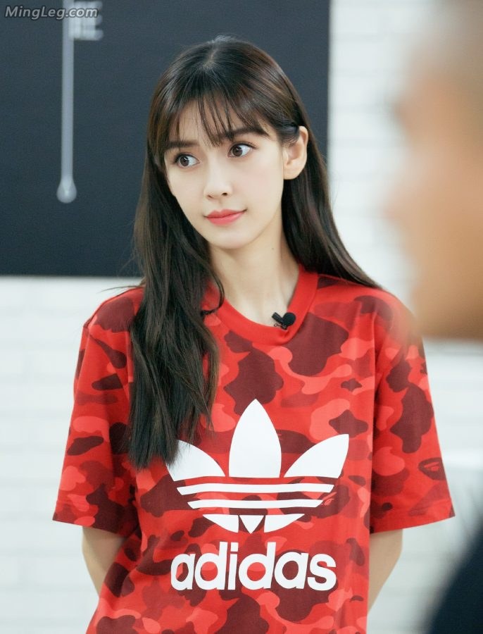 Angelababy穿运动鞋短裤排练舞蹈露美腿(5/17)