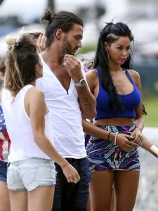 Nabilla Benattia高跟美腿无内衣模式