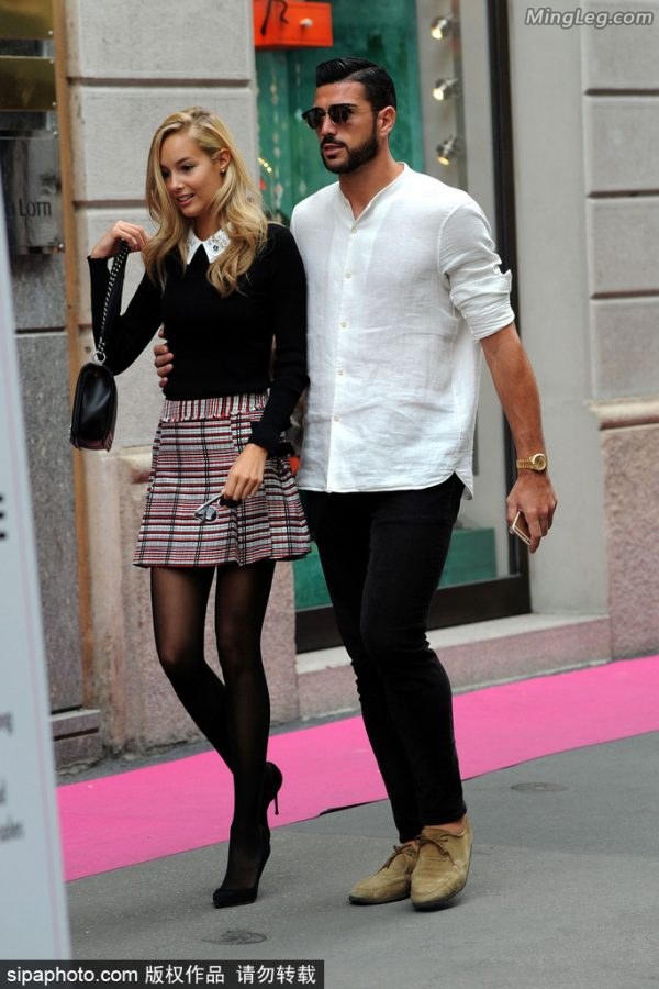 Pellet's girlfriend Viktoria Varga shows off her beautiful legs in black pantyhose on the street(2/5)