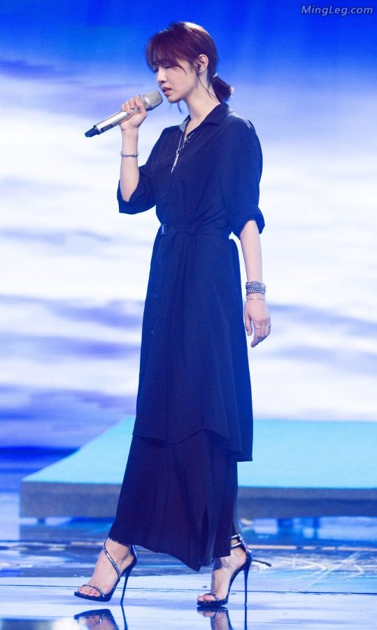 Bai Baihe's sexy shoes have thin and high heels(1/3)