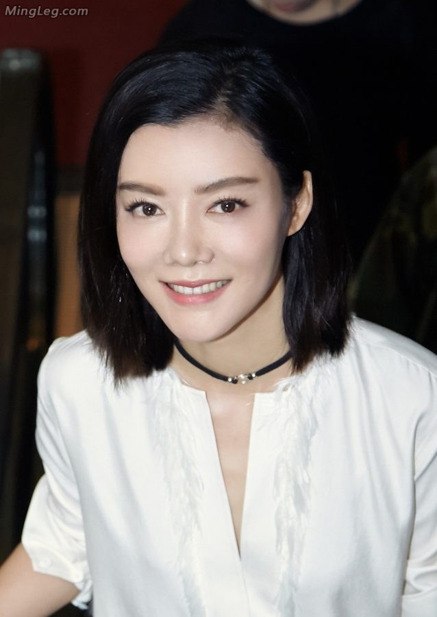 车晓黑色皮裤配细高跟鞋简直完美(4/8)