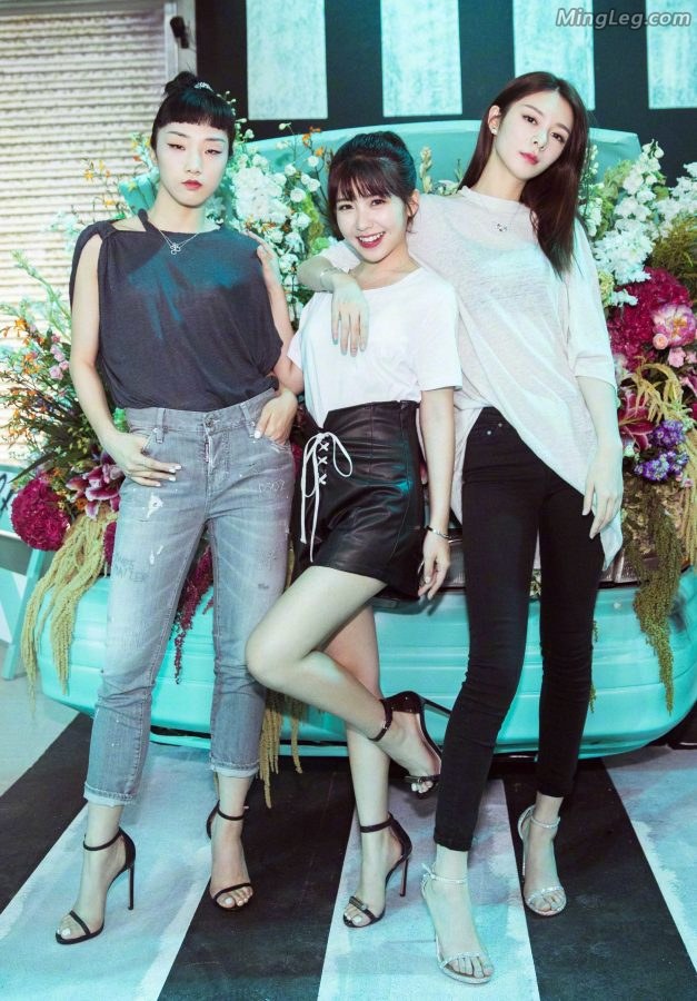 火箭少女Yamy、赖美云、傅菁凉鞋高跟足(1/2)