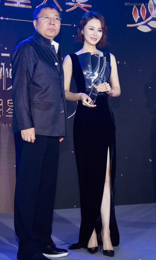 Mainland film and television actor Guan Yue's pointed-toe high heels slightly exposed her legs(3/9)