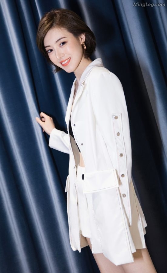 辽宁演员何美璇光滑漂亮的美腿(7/9)