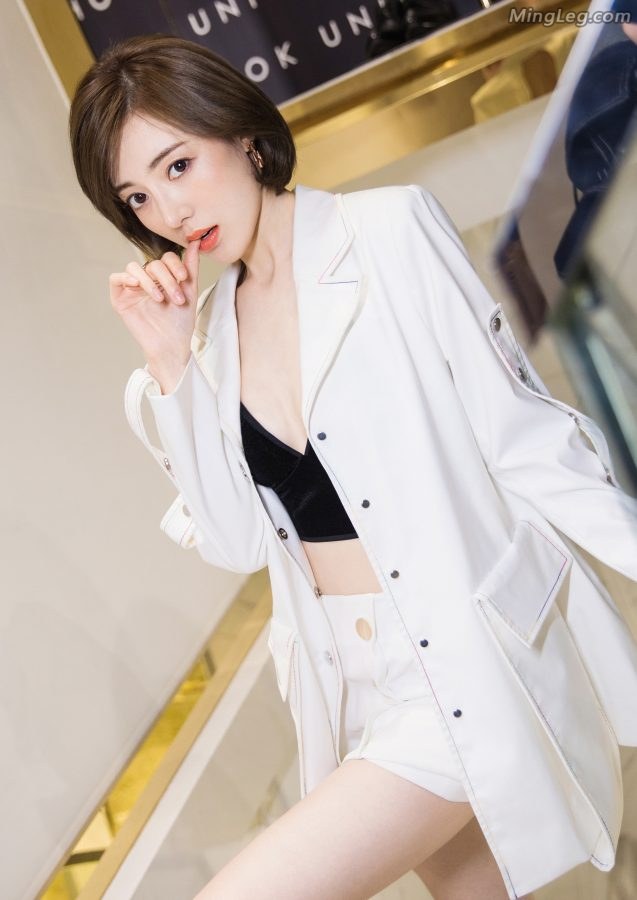 辽宁演员何美璇光滑漂亮的美腿(9/9)