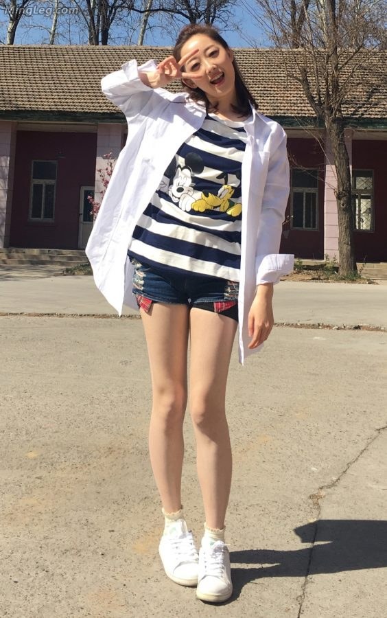 手机拍摄的蒋梦婕美腿漂亮的邻家女孩(3/9)