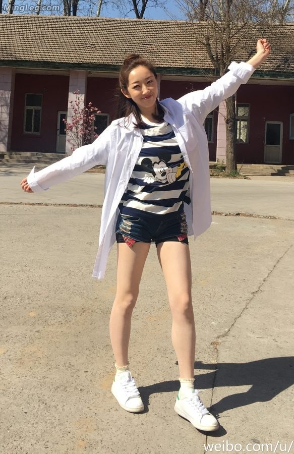 手机拍摄的蒋梦婕美腿漂亮的邻家女孩(4/9)