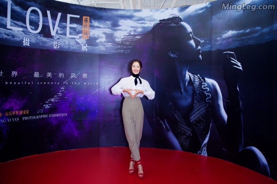 江一燕红色凉鞋美脚丫(6/6)