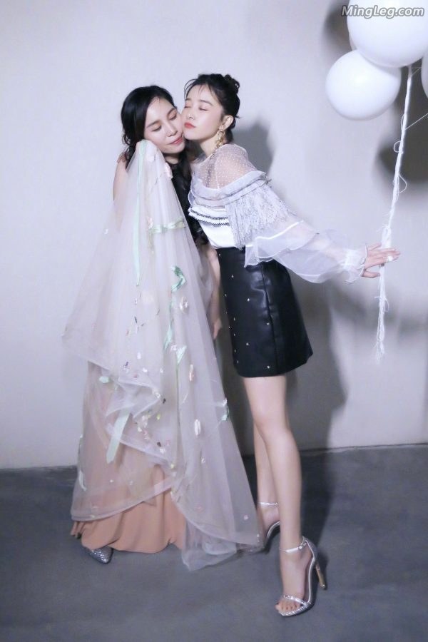 Kan Qingzi's beautiful legs, sandals and high heels are intimate with her friends(1/4)