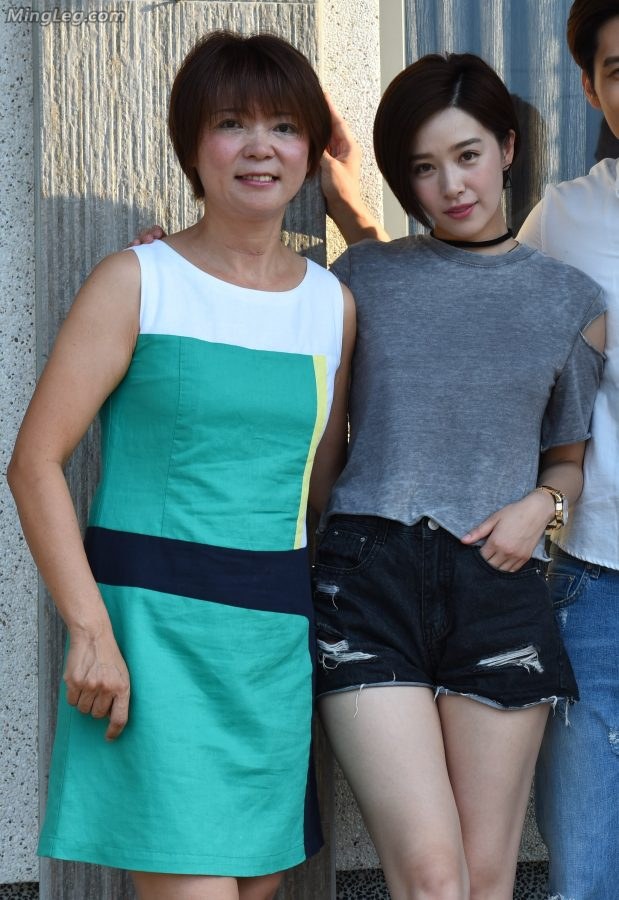 阚清子午后阳光下的长腿配白色高跟(18/19)