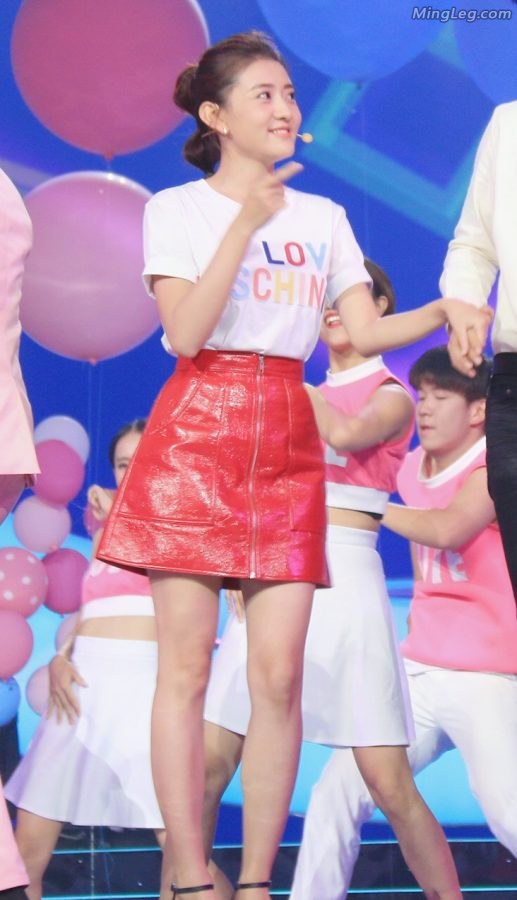 梁洁登台表演只可惜没照到脚(1/7)