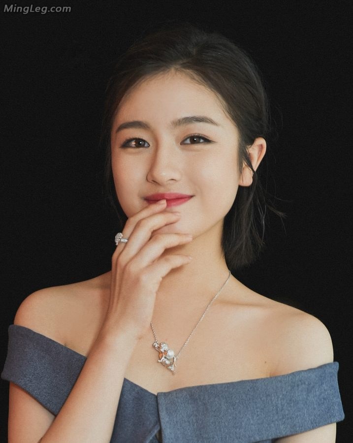 99年小姑娘李兰迪的香肩美足(8/9)