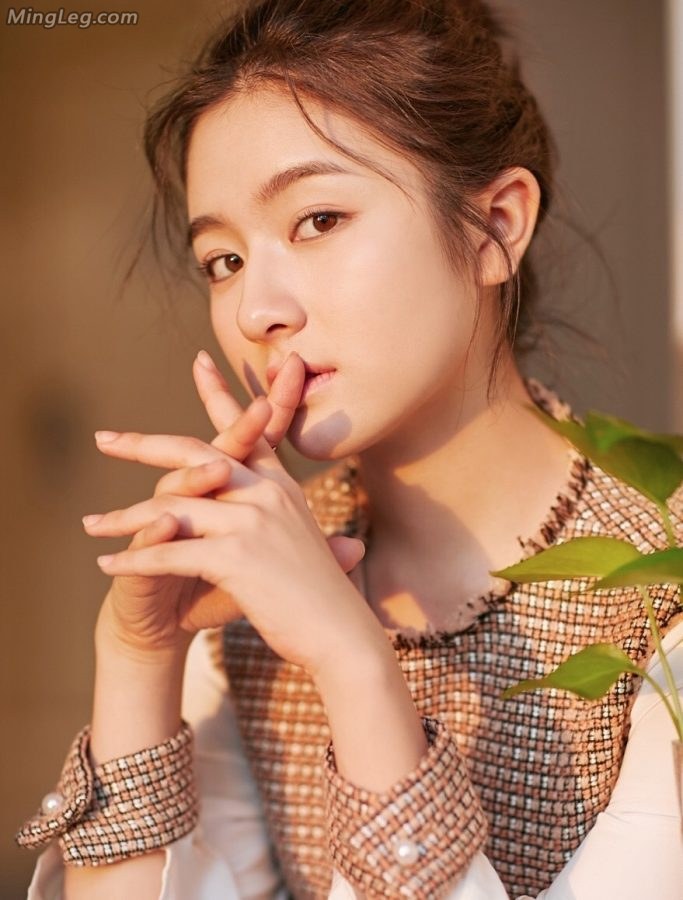 李兰迪美腿出席活动拍写真(2/8)