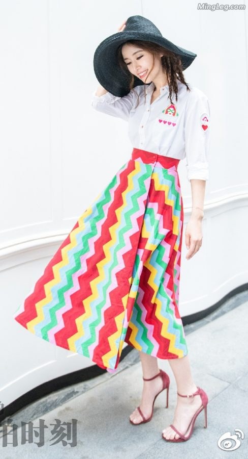 林心如凉鞋玉脚街拍写真(4/5)